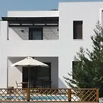 3 Bed In Village 度假居